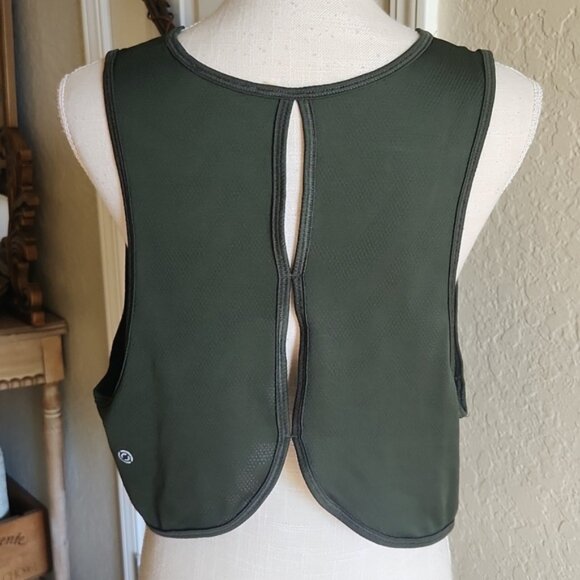 Cropped workout tank - Picture 2 of 3